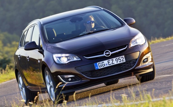 Rückruf: Bei 60.000 Opel Astra kann die Batterieabdeckung den Kühlerlüfter blockieren. (Foto: Opel)
