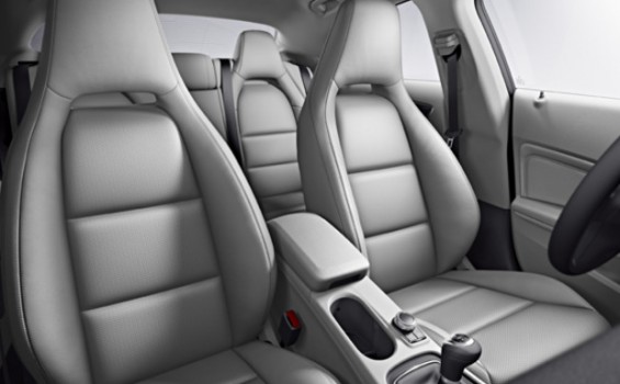 Bei 193 Fahrzeugen der CLA- und B-Klasse wird das Drehmoment der Gurtverschraubung korrigiert. (Foto: Daimler)