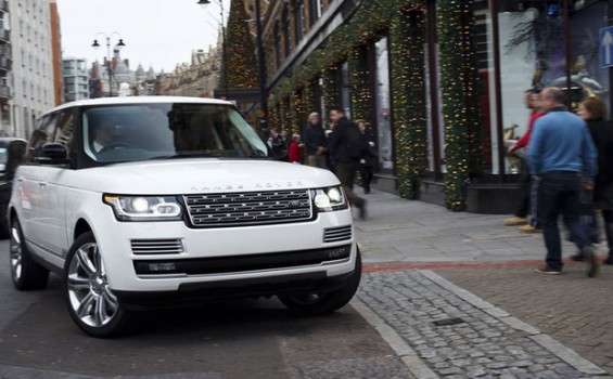 Rückruf: Bei einigen Range Rover könnte der vordere Blinker ausfallen ohne dass der Fahrer dies mitbekommt. (Foto: Range Rover)