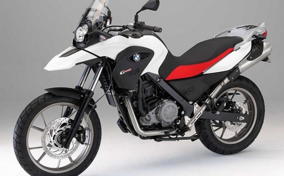 Die BMW G 650 GS kann bei geschlossenem Gasgriff und gezogener Kupplung ausgehen. (Foto: BMW)