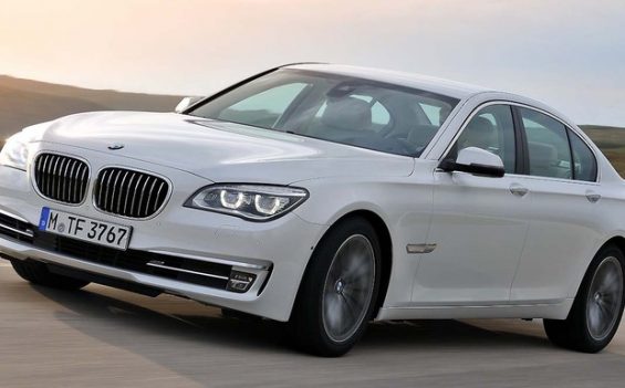 Wegen möglichen Airbag-Versagens ruft BMW weltweit rund 26.000 Fahrzeuge der 7er Baureihe zurück. (Foto: BMW)