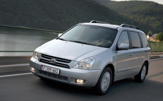 Beim Kia Carnival macht ein fehlerhafter Verschluss der Motorhaube Ärger. (Foto KIA)