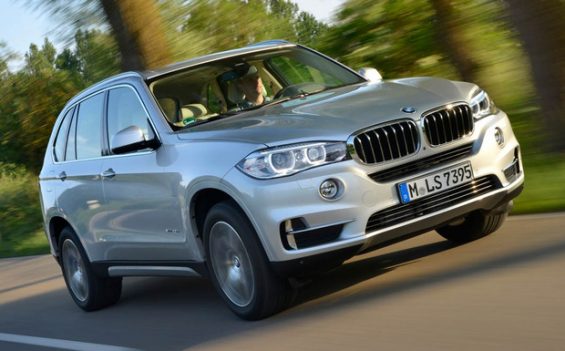 BMW tauscht bei einigen Fahrzeugen die ESP-Einheit. Im Bild der aktuelle BMW X5. (Foto: BMW)