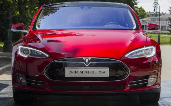 Tesla ruft wegen eines möglichen Defekts der Standbremse weltweit rund 53.000 Wagen zurück. (Foto: Marco Destefanis / Pacific Press)