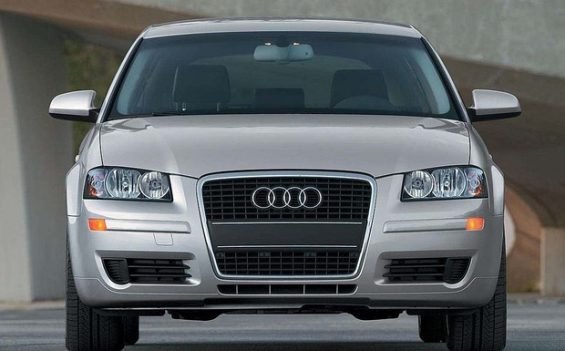 Fahrer des Audi A3 sollten bis zum Werkstatttermin wegen der Ausfallgefahr von ABS und ESP etwas vorsichtiger fahren. (Foto: Audi)