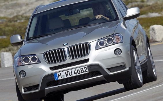 Beim BMW X3 kann ein Fehler im Gasgenerator des Fahrerairbags zu unkontrollierter Entfaltung führen.