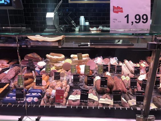Frischetheke im Supermarkt